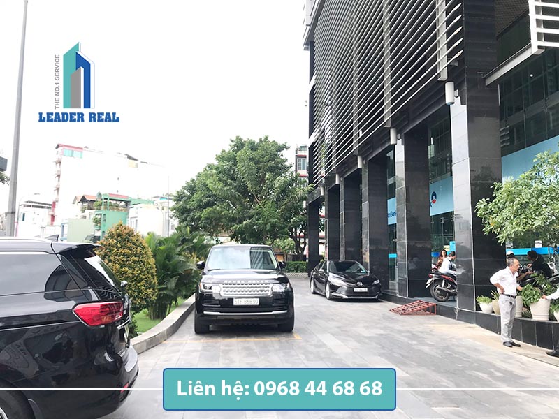 Phần sân rộng tại HCM tower giúp xe khách đến giao dịch thuận tiện ra vào Phần sân rộng tại HCM tower giúp xe khách đến giao dịch thuận tiện ra vào