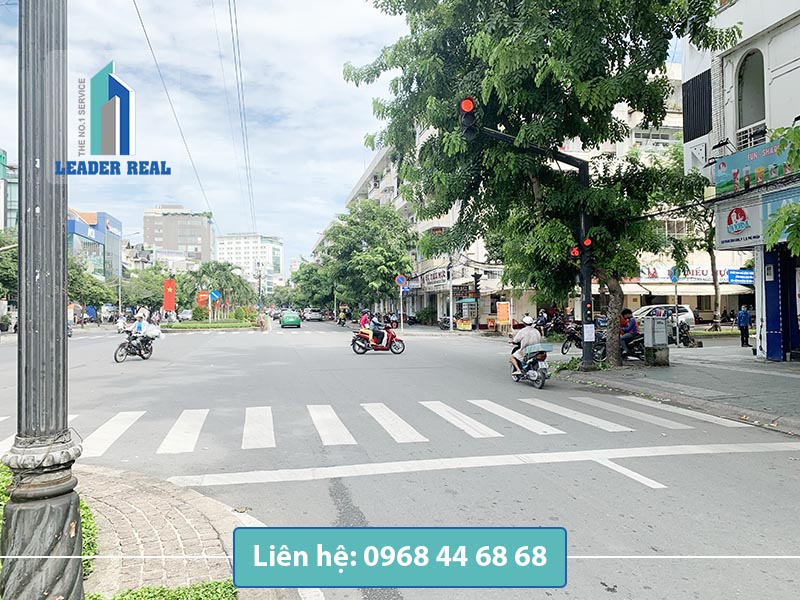 Giao thông thuận lợi trước tòa nhà Đức Nhân building quận Phú Nhuận Giao thông thuận lợi trước tòa nhà Đức Nhân building quận Phú Nhuận
