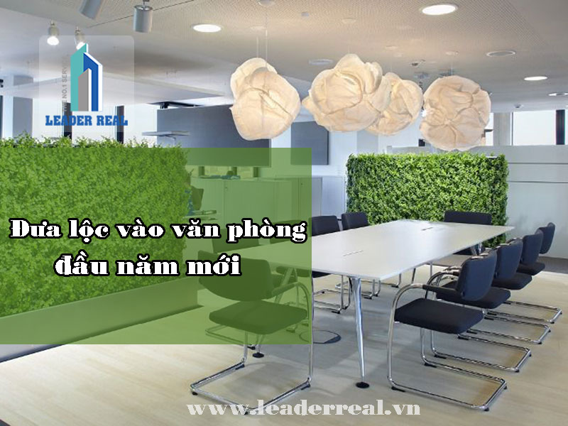 Đưa lộc vào phòng làm việc đầu năm mới
